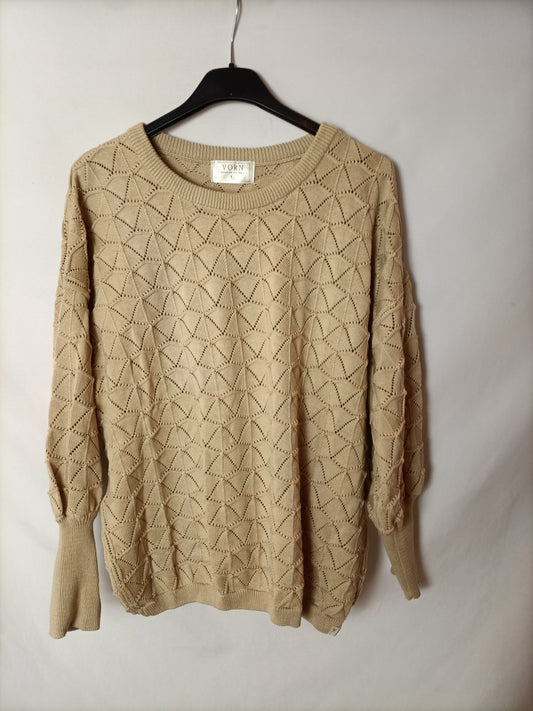VORN. Beige die-cut sweater Tm