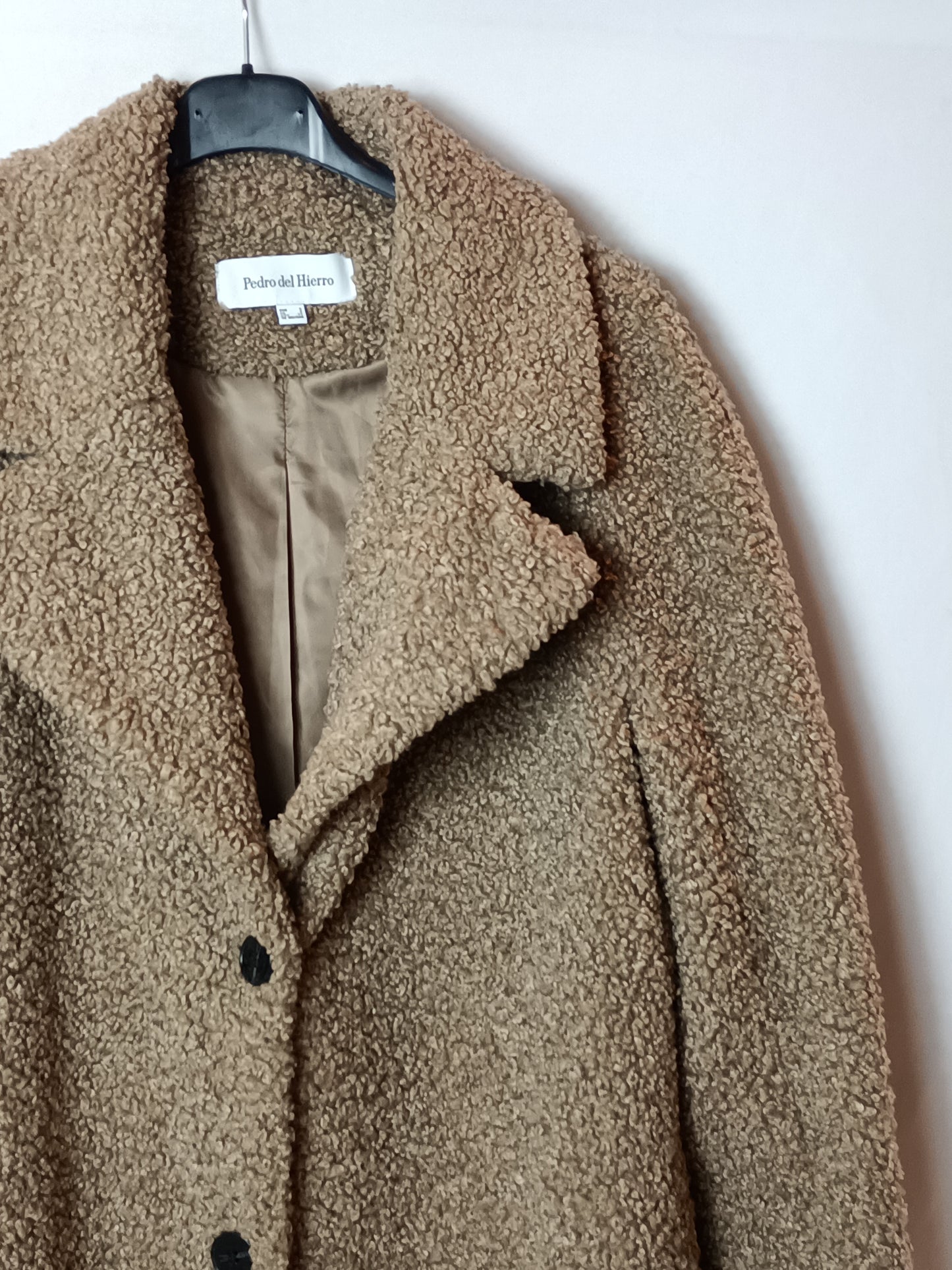 PREDRO DEL HIERRO. Abrigo beige borrego T.s