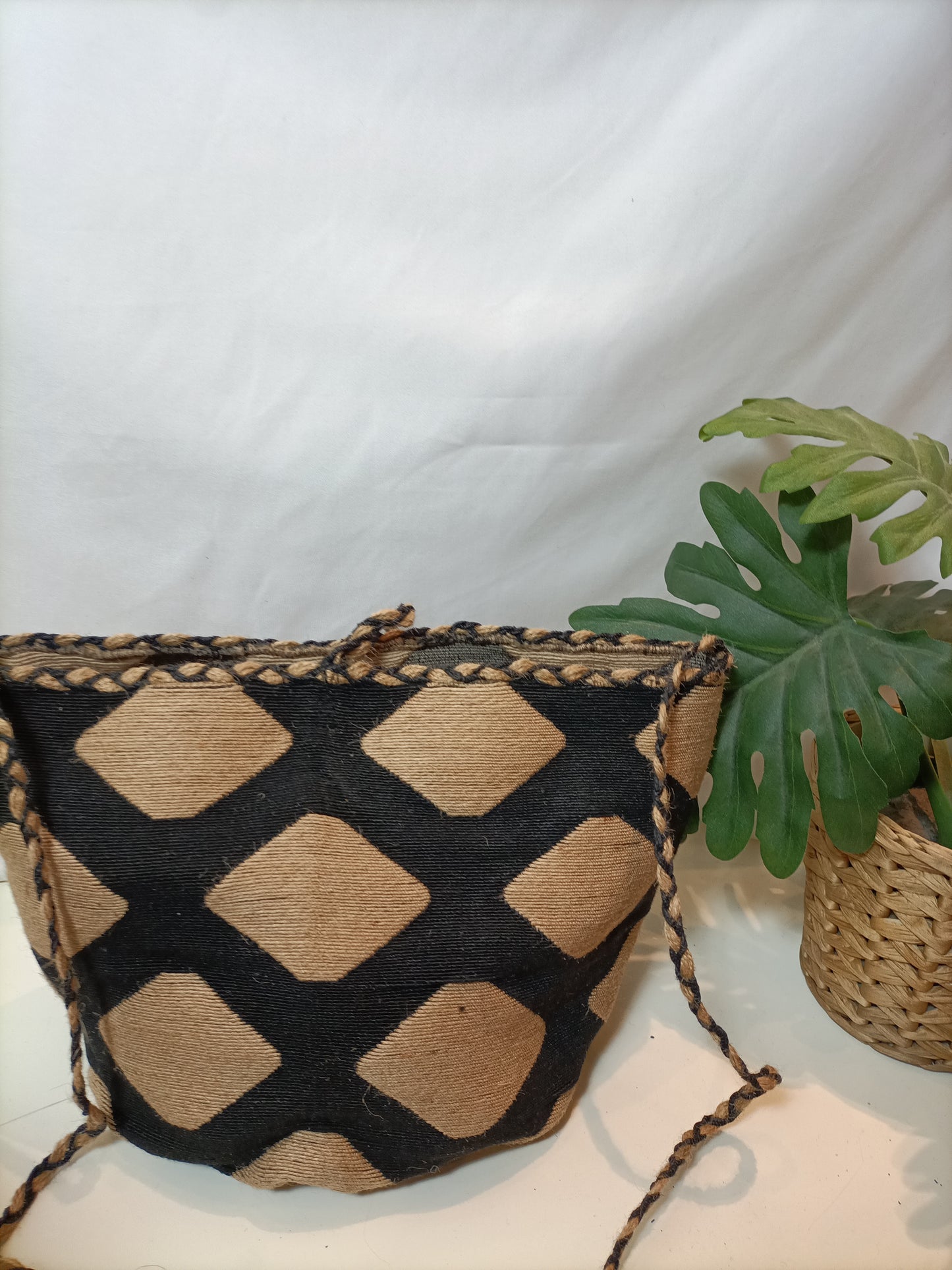 ZARA. Bolso saco rafia