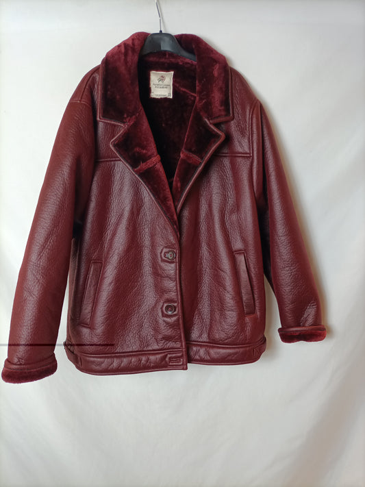 PULL&amp;BEAR. Burgundy faux fur coat Tl