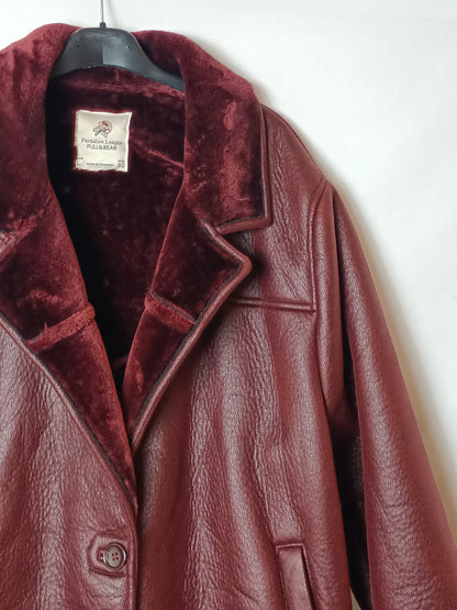 PULL&BEAR. Abrigo burdeos efecto piel T.l