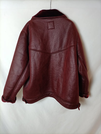 PULL&BEAR. Abrigo burdeos efecto piel T.l