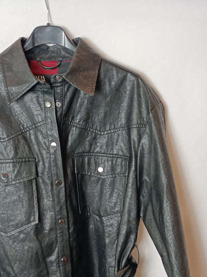 ZARA. Chaqueta negra efecto piel T.s