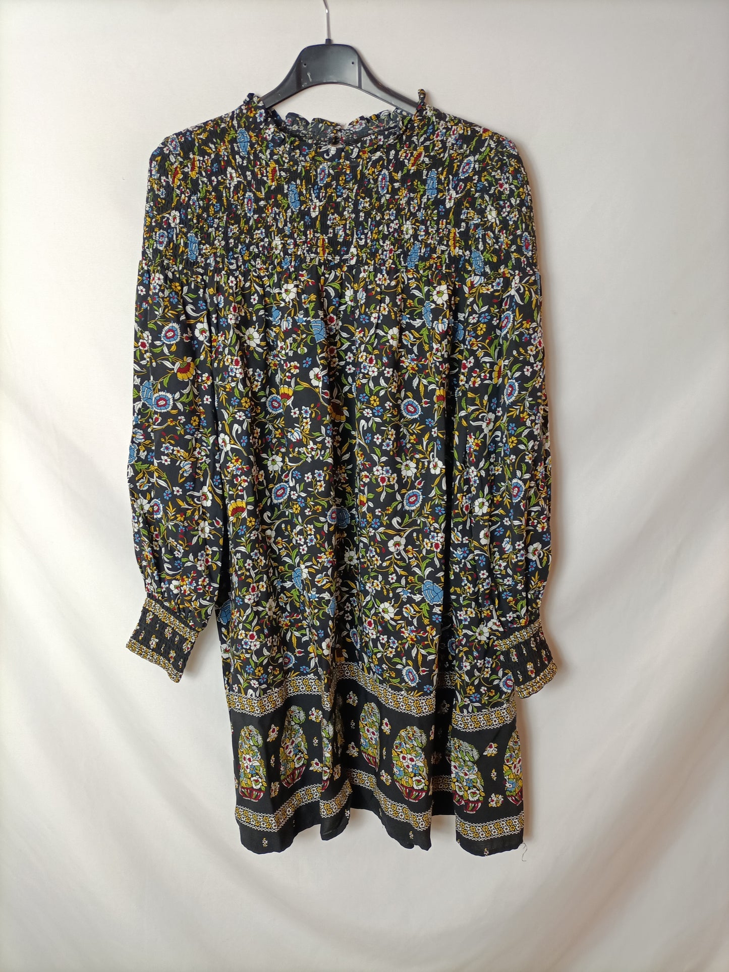 ZARA. Vestido negro flores T.s