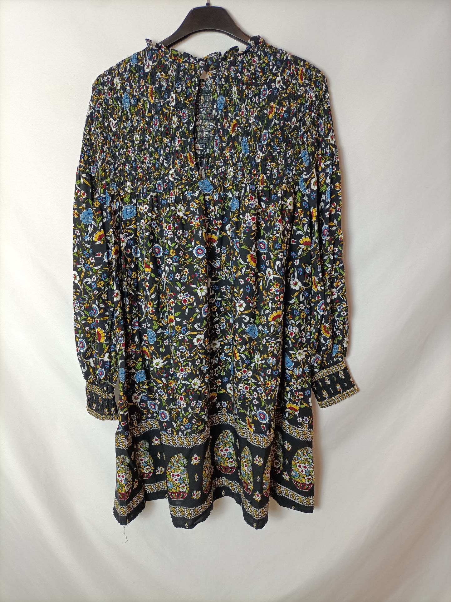ZARA. Vestido negro flores T.s