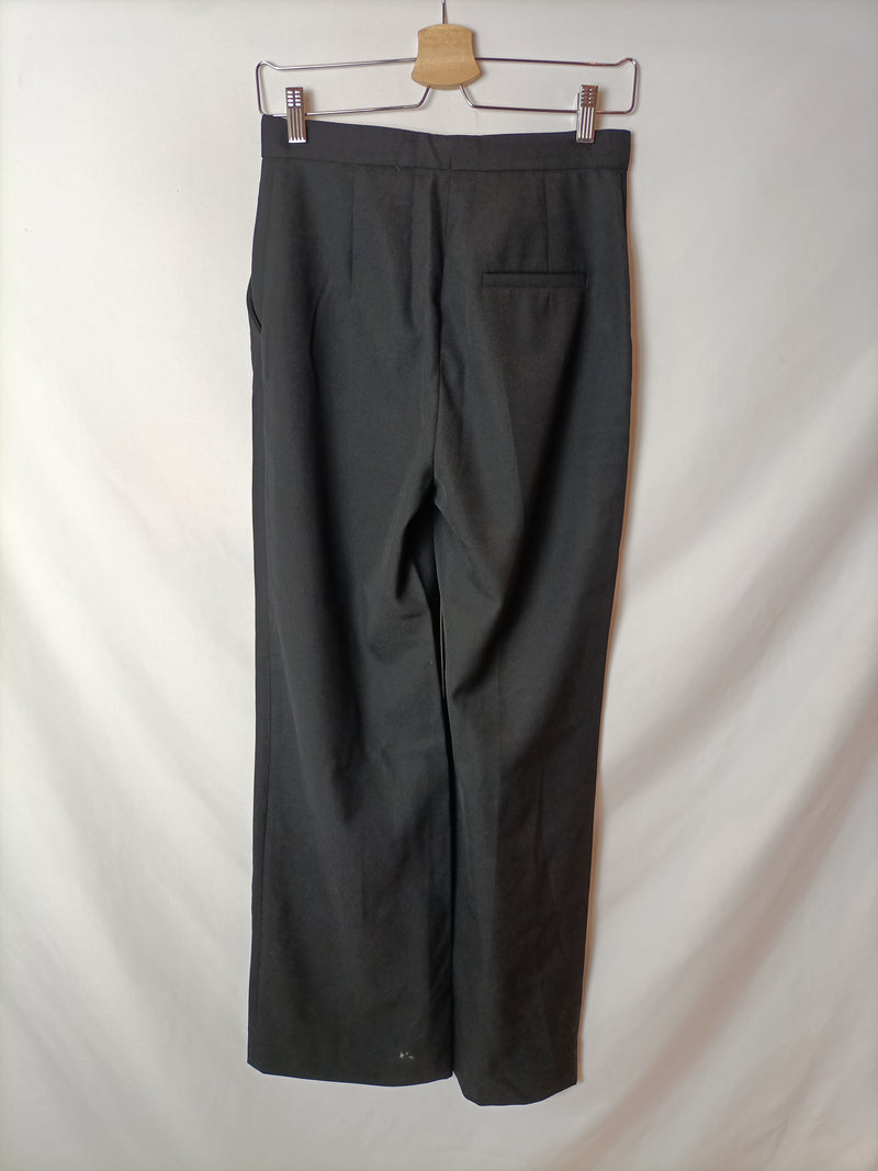H&M.Pantalón negro de vestir T.36