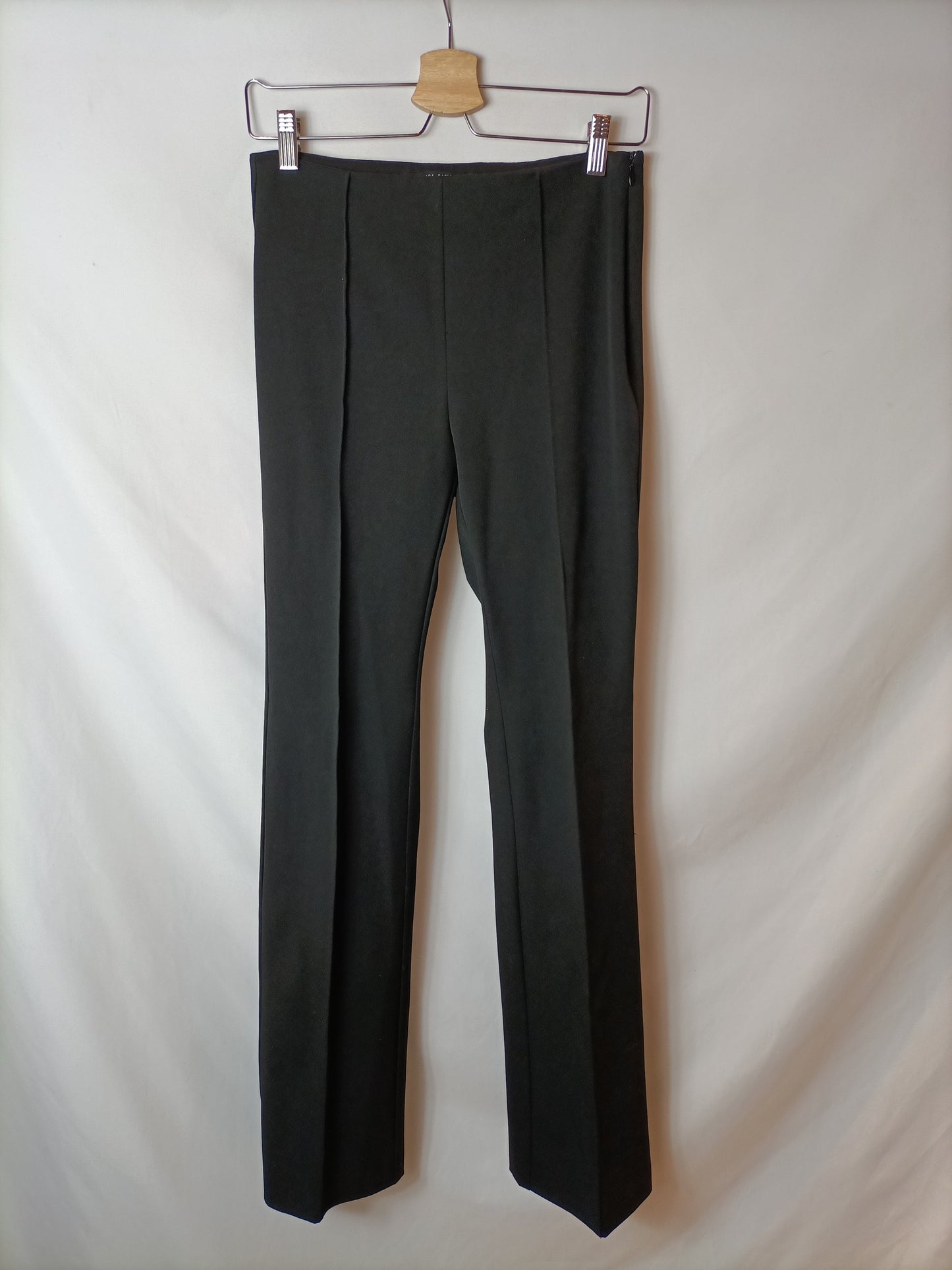 ZARA. pantalón negro campana T.s