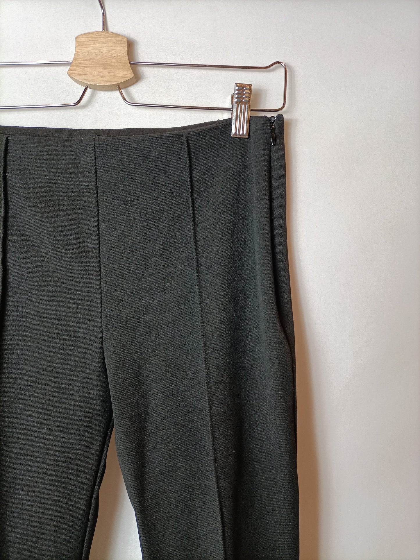 ZARA. pantalón negro campana T.s