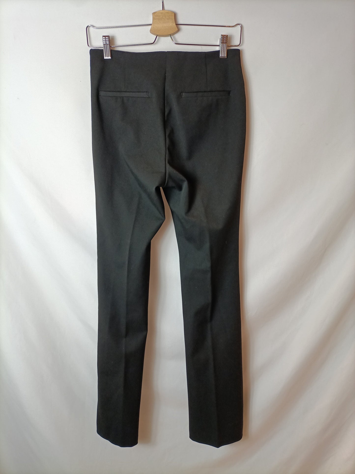 ZARA. pantalón negro campana T.s