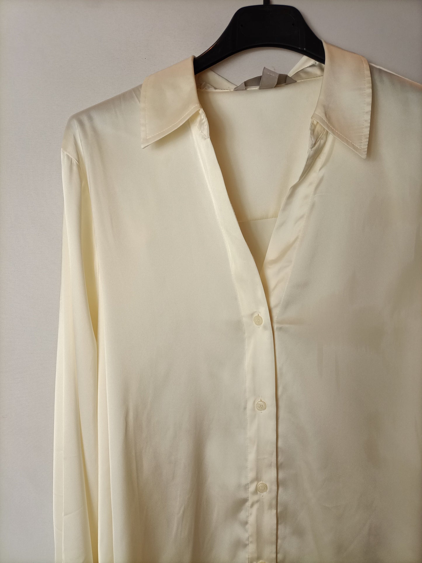 H&M. blusa beige satinada T.m