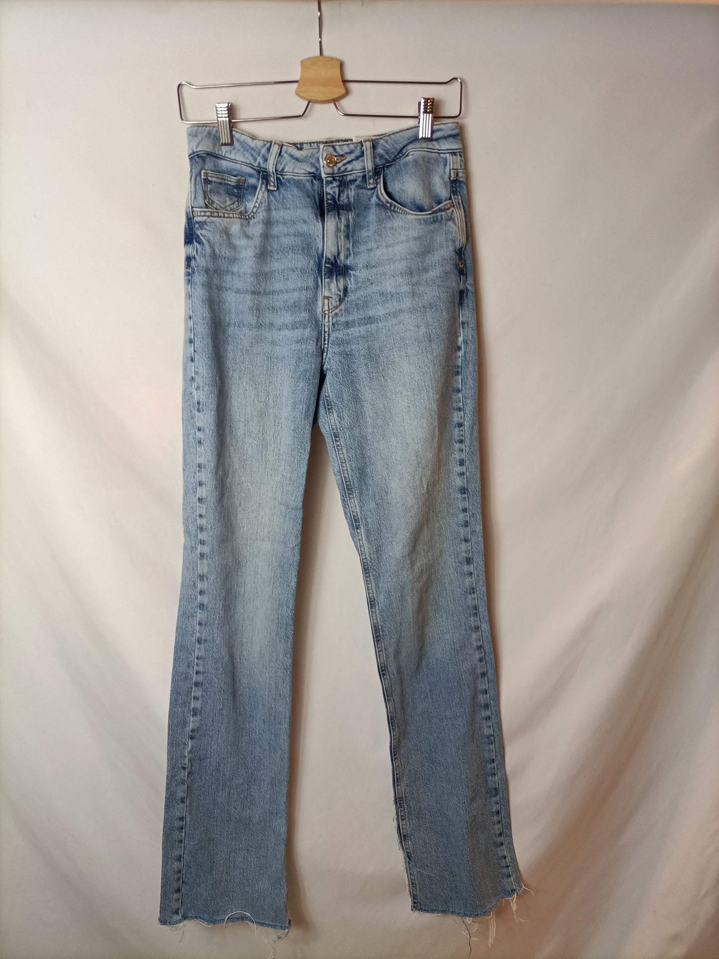 ZARA. Pantalón  vaquero apertura T.38