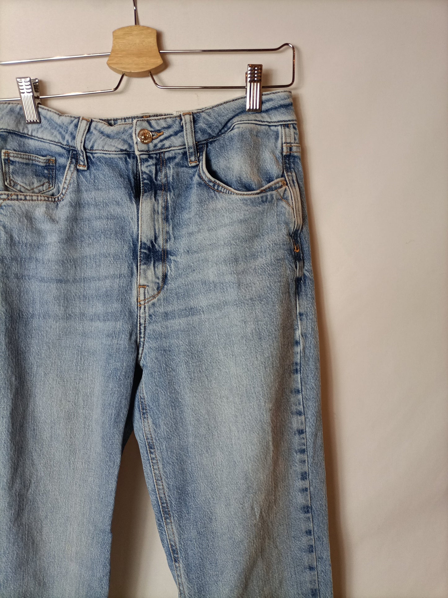 ZARA. Pantalón  vaquero apertura T.38