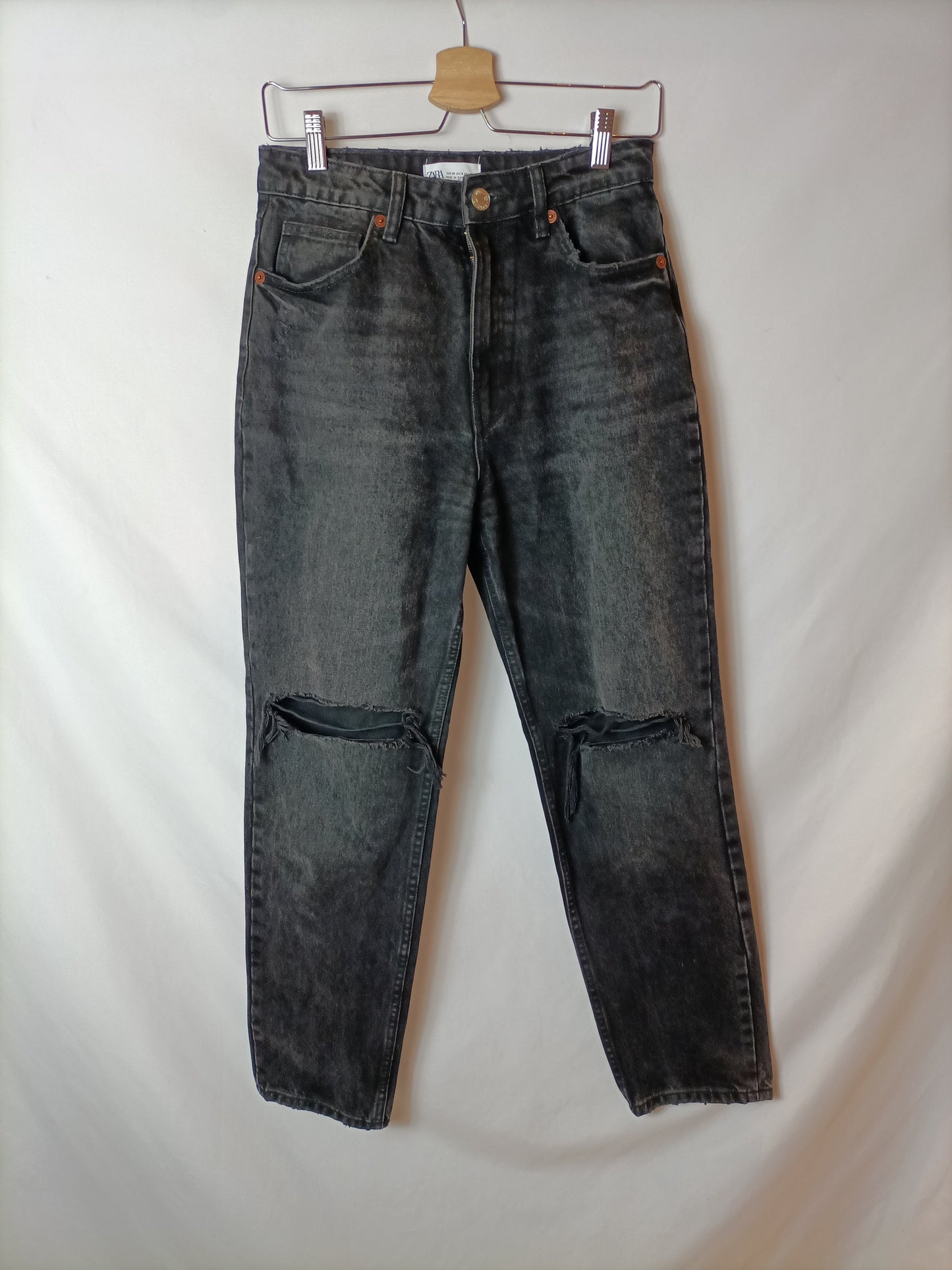 ZARA. Pantalón negro rotos T.38