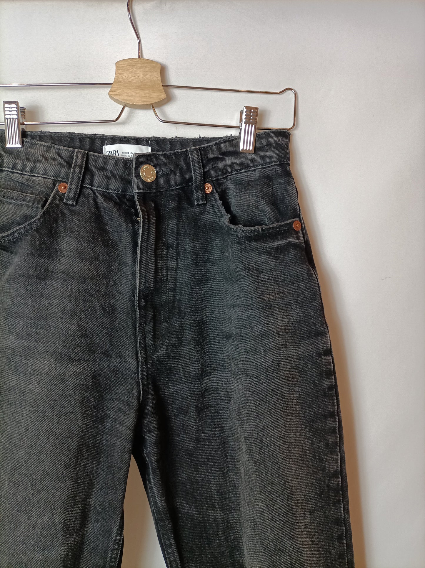 ZARA. Pantalón negro rotos T.38