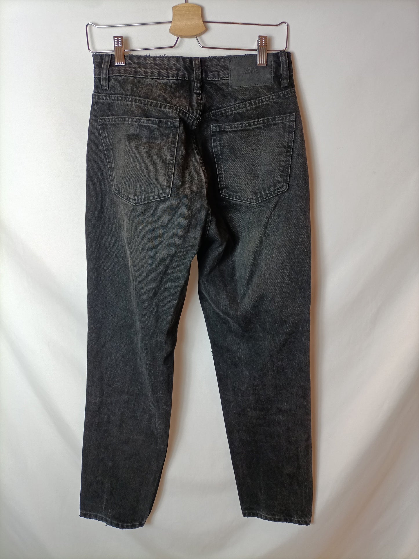 ZARA. Pantalón negro rotos T.38