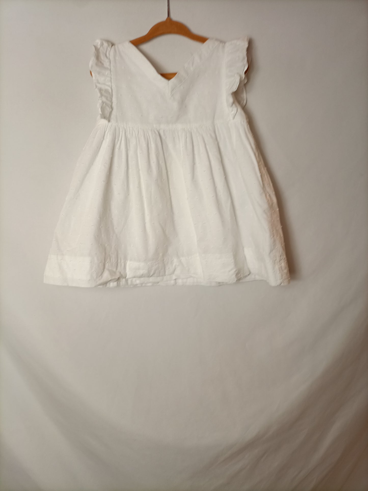 GOCCO. White plumeti dress. Size 3-4 years
