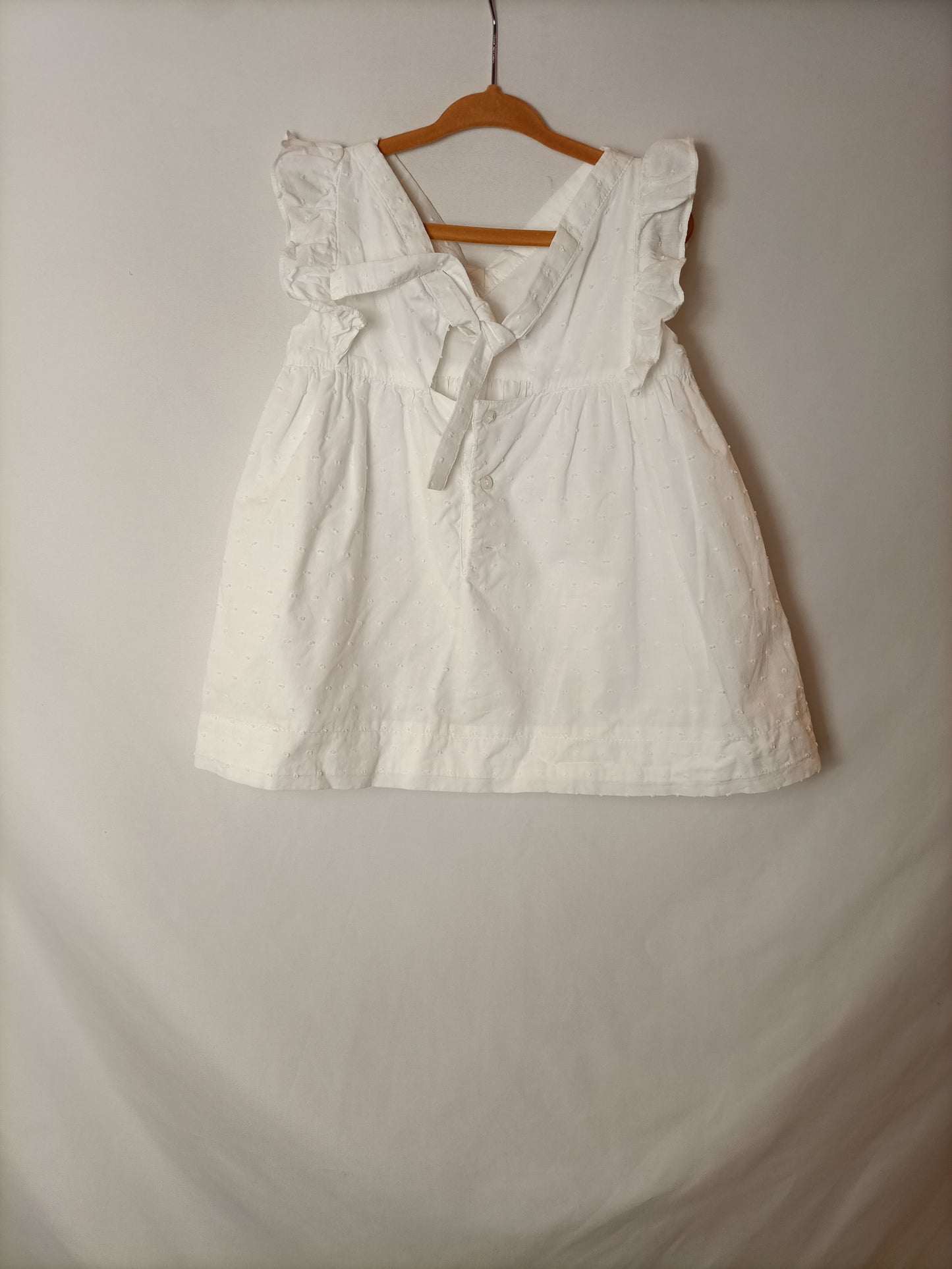 GOCCO. White plumeti dress. Size 3-4 years