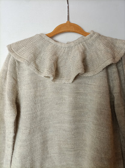PALOMA DE LA O. Beige ruffle-neck sweater. Size 2 years.