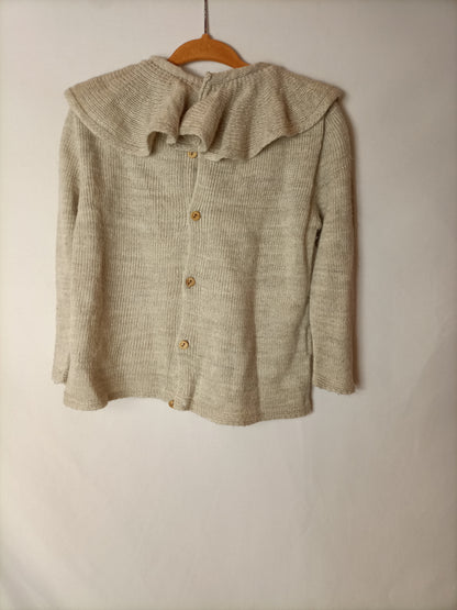 PALOMA DE LA O. Beige ruffle-neck sweater. Size 2 years.