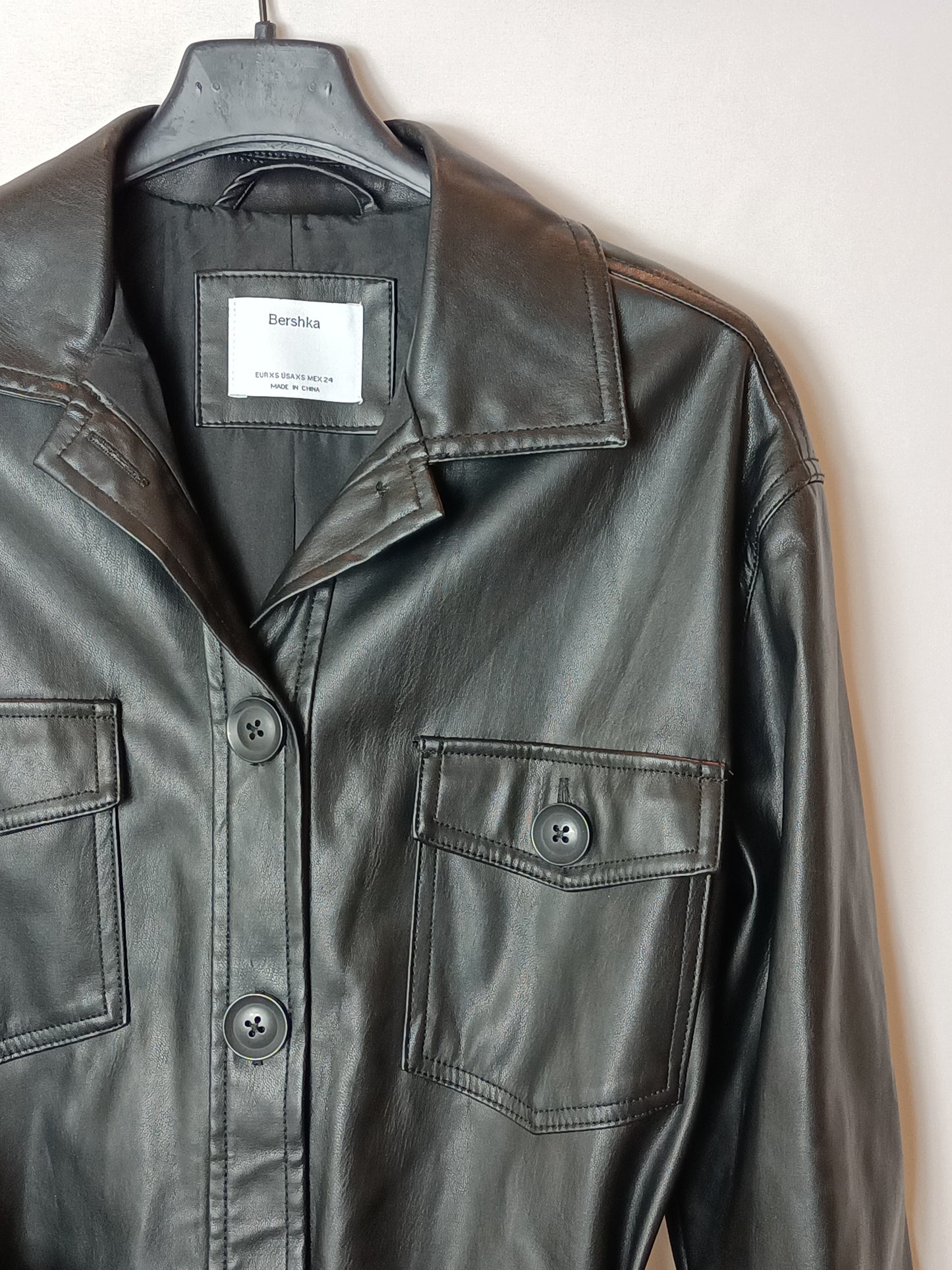 BERSHKA. Chaqueta negra polipiel T.xs