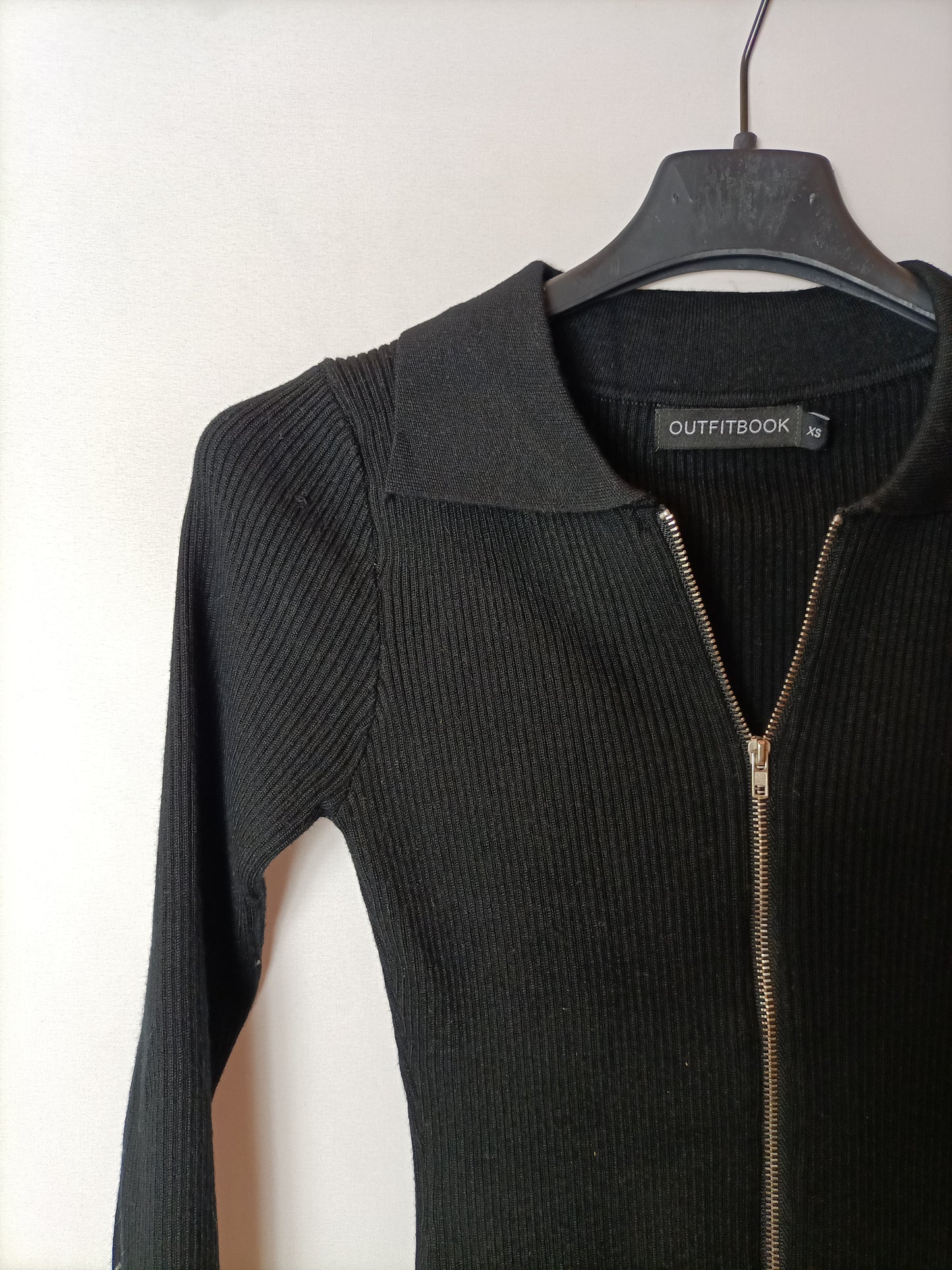 OUTFITBOOK. Top negro canalé T.xs