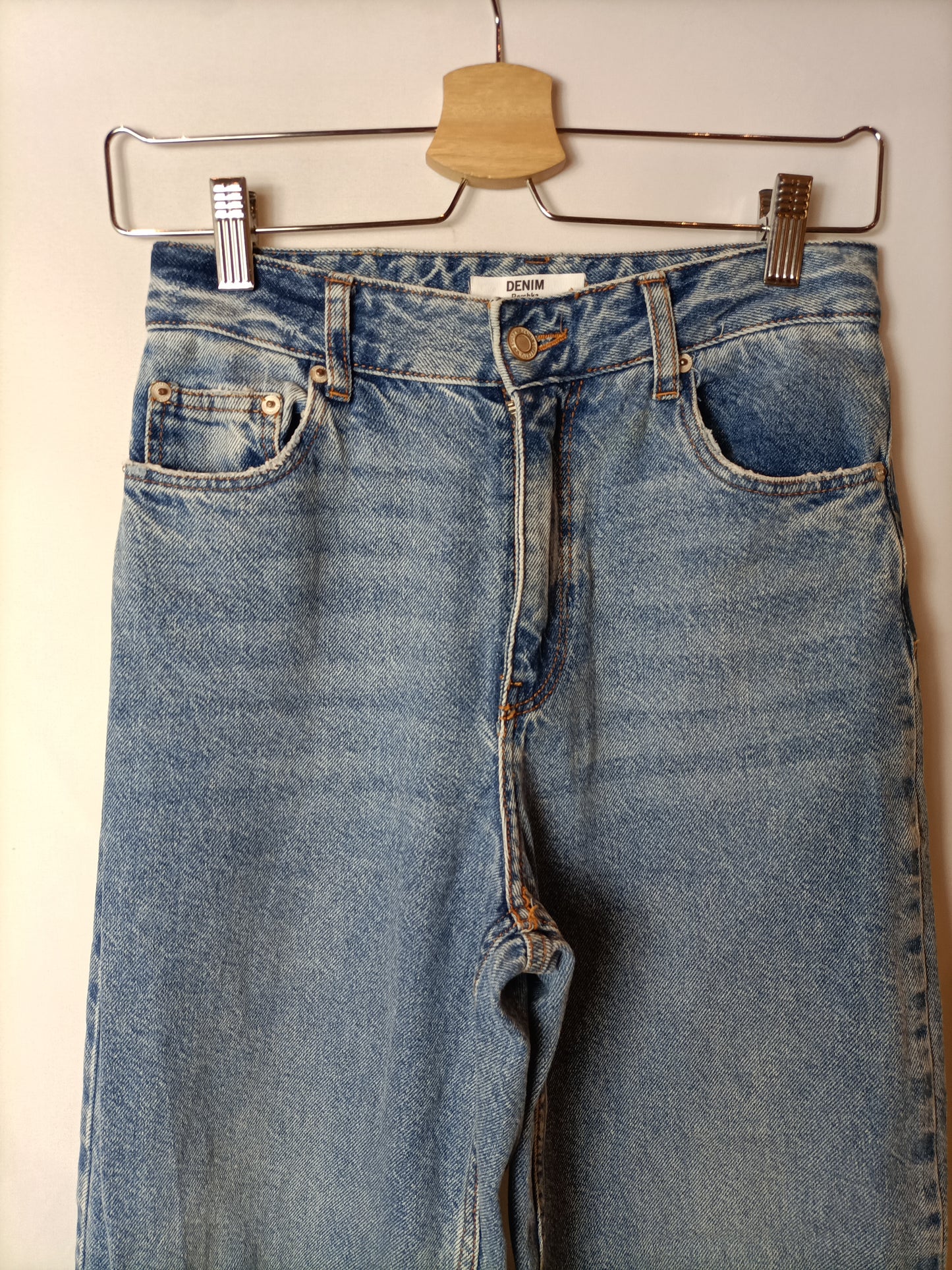 BERSHKA. Pantalón ancho rotos T.34