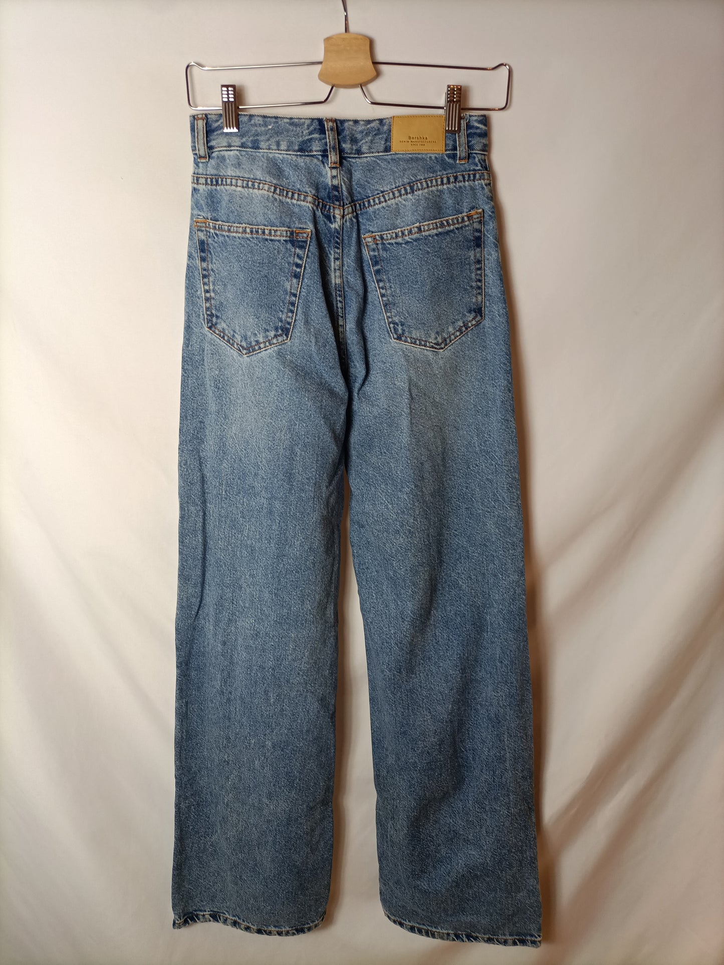 BERSHKA. Pantalón ancho rotos T.34