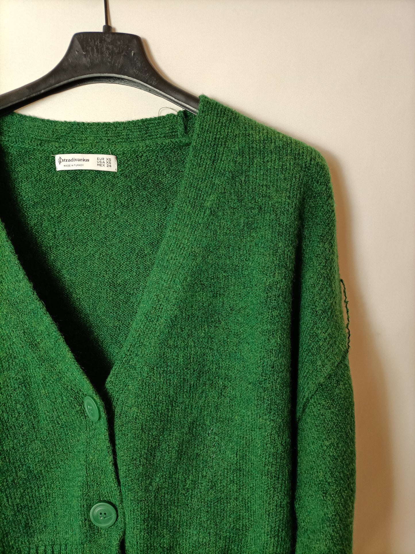 STRADIVARIUS. Rebeca verde abotonada T.xs