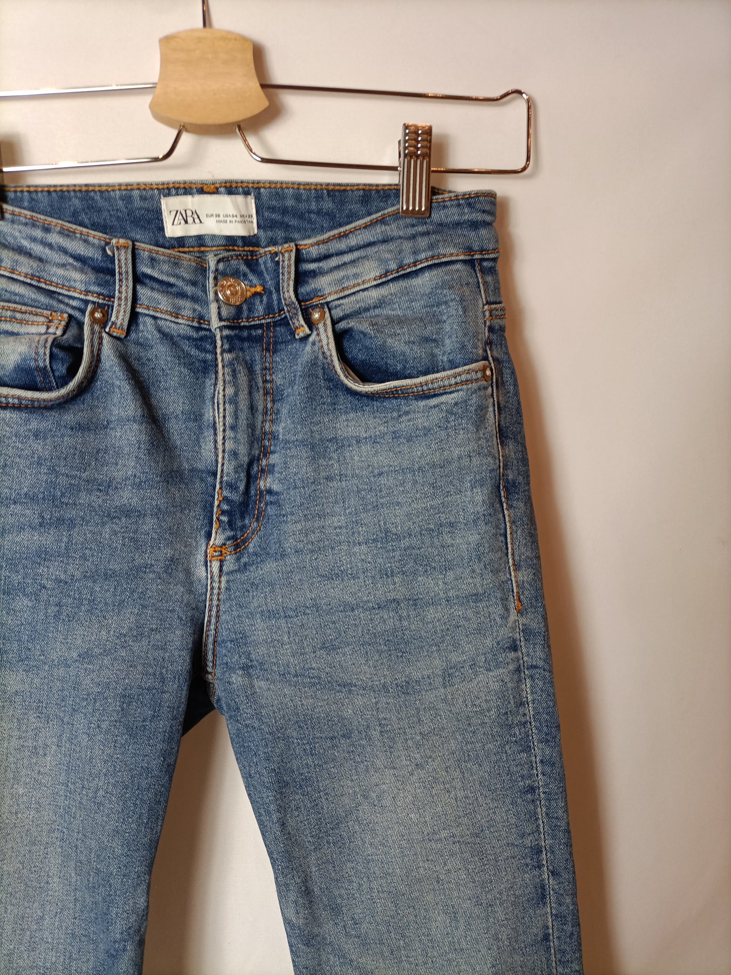 ZARA.Pantalón vaquero acampanado T.36