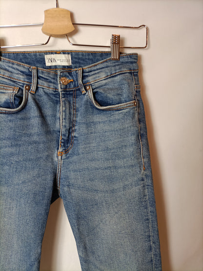 ZARA.Pantalón vaquero acampanado T.36