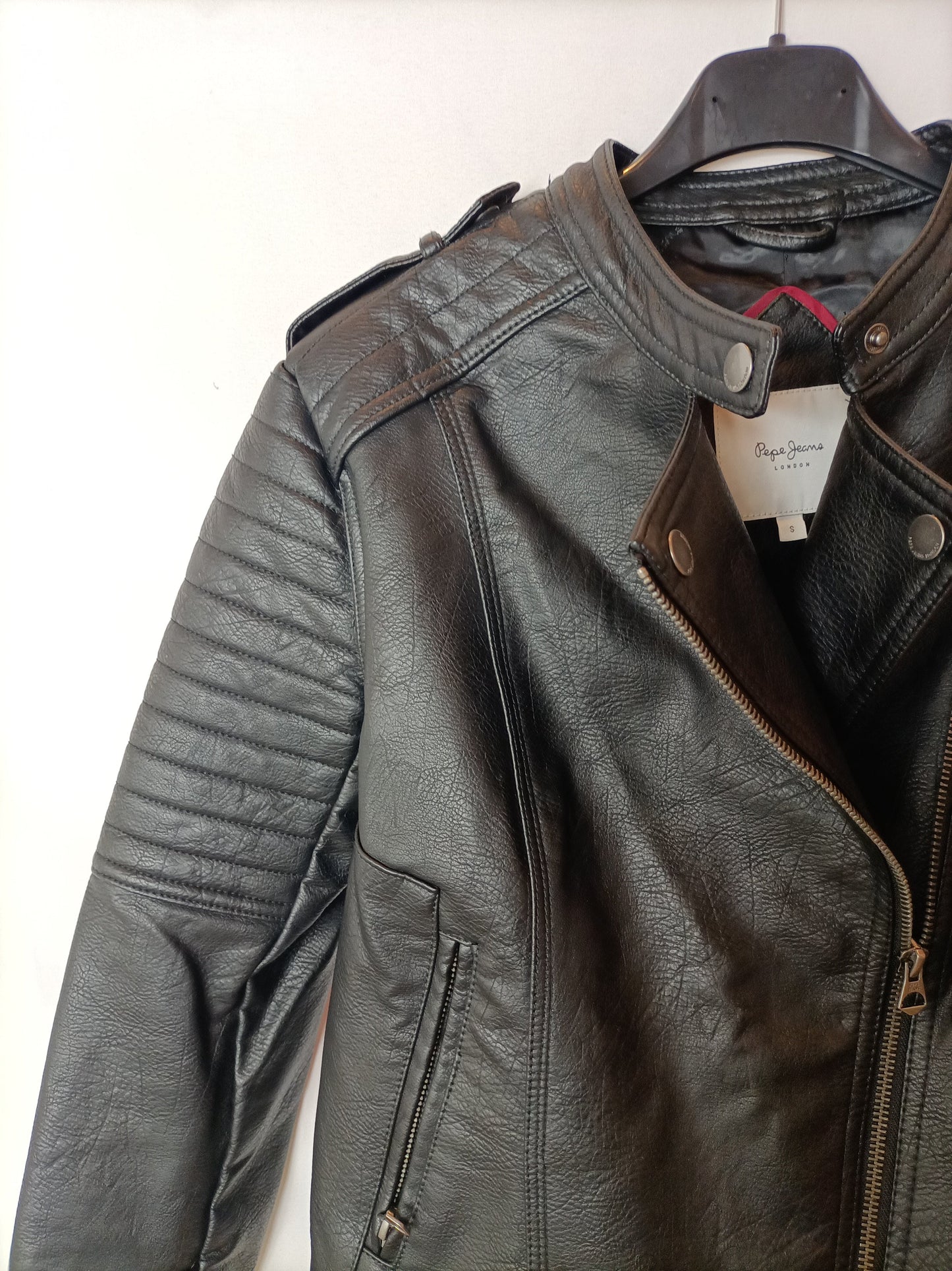 PEPE JEANS. Chaqueta negra polipiel T.s
