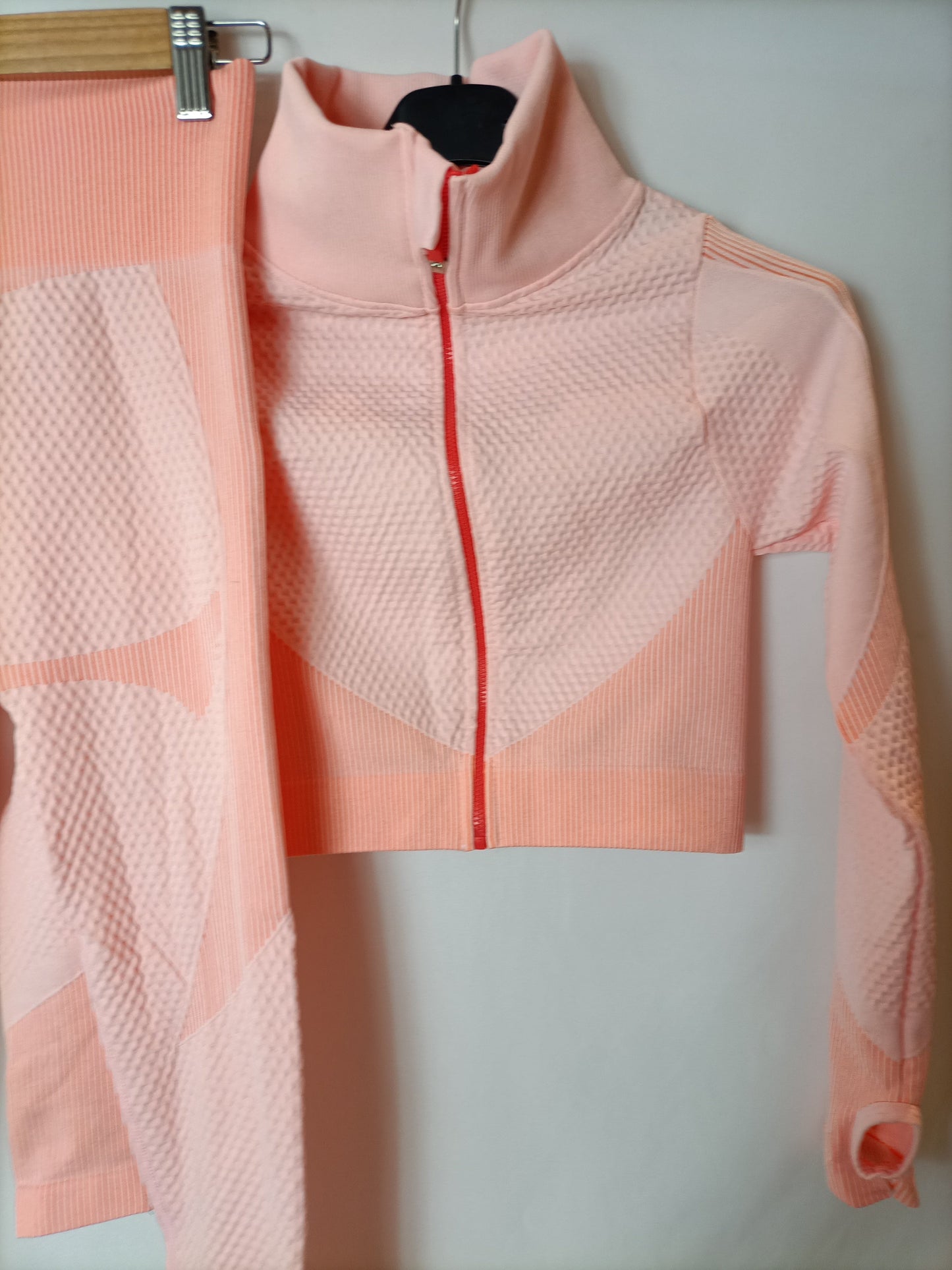 OTHERS. Ts textured sports set