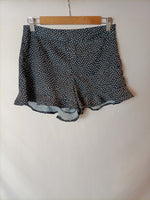 OTRAS. Shorts negro lunares T.(36)