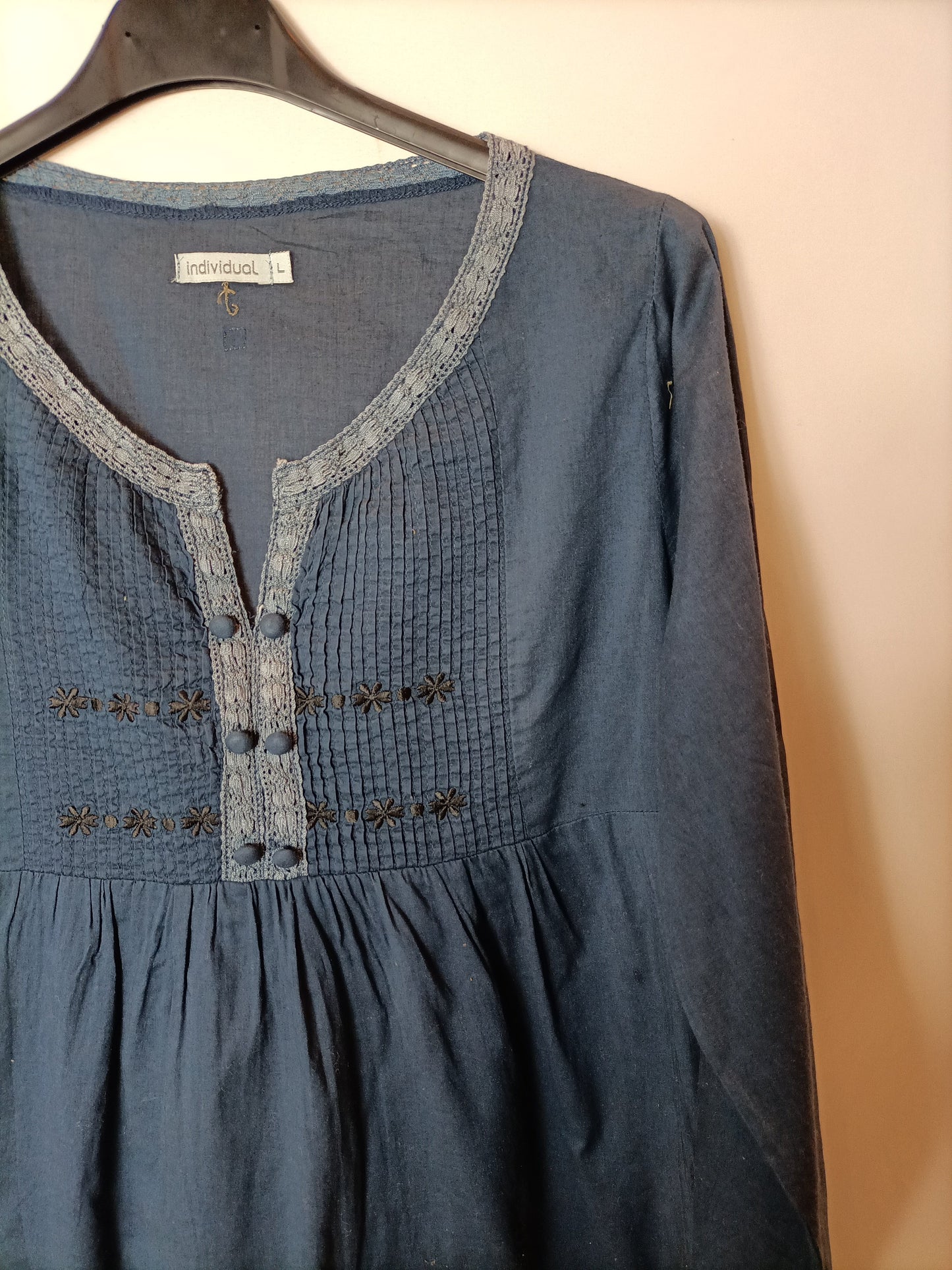 INDIVIDUAL. Blusa azul bordada T.l