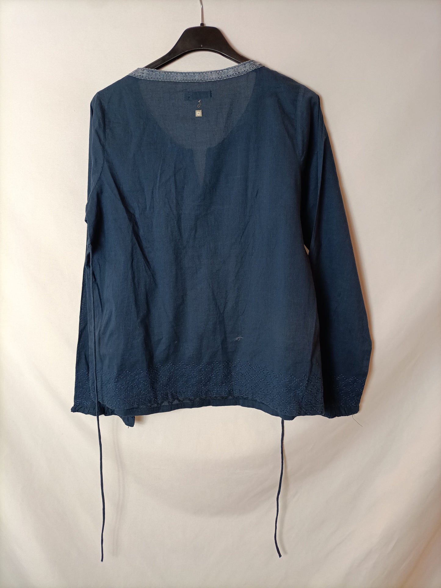 INDIVIDUAL. Blusa azul bordada T.l