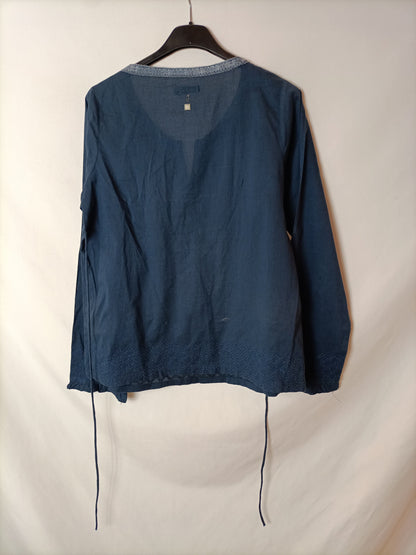 INDIVIDUAL. Blusa azul bordada T.l