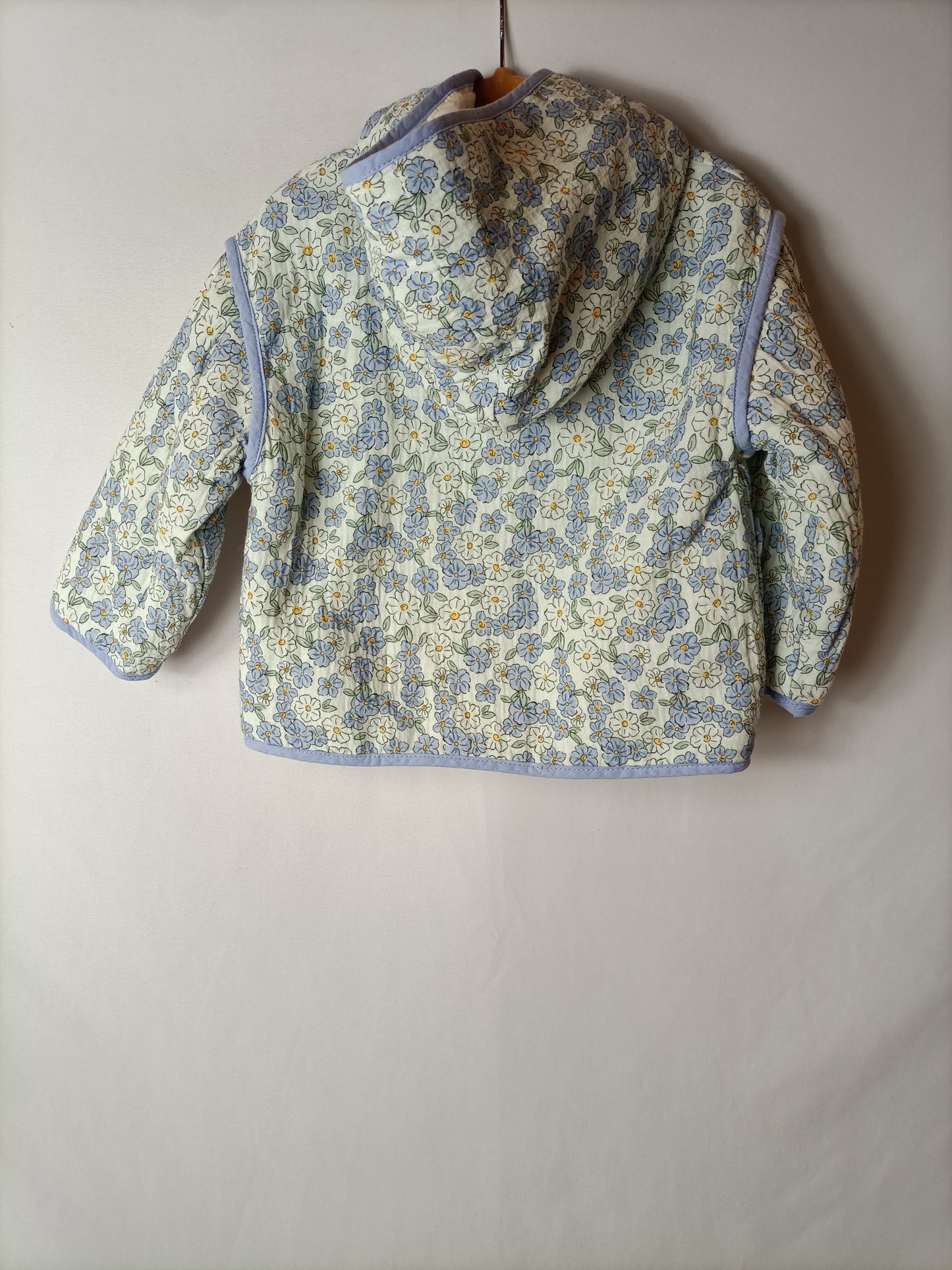 ZARA. Chaqueta acolchada estampada. T 9-12 meses