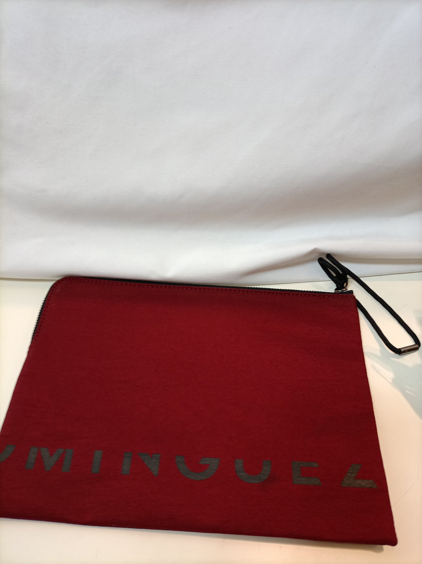 ADOLFO DOMINGUEZ. Bolso burdeos