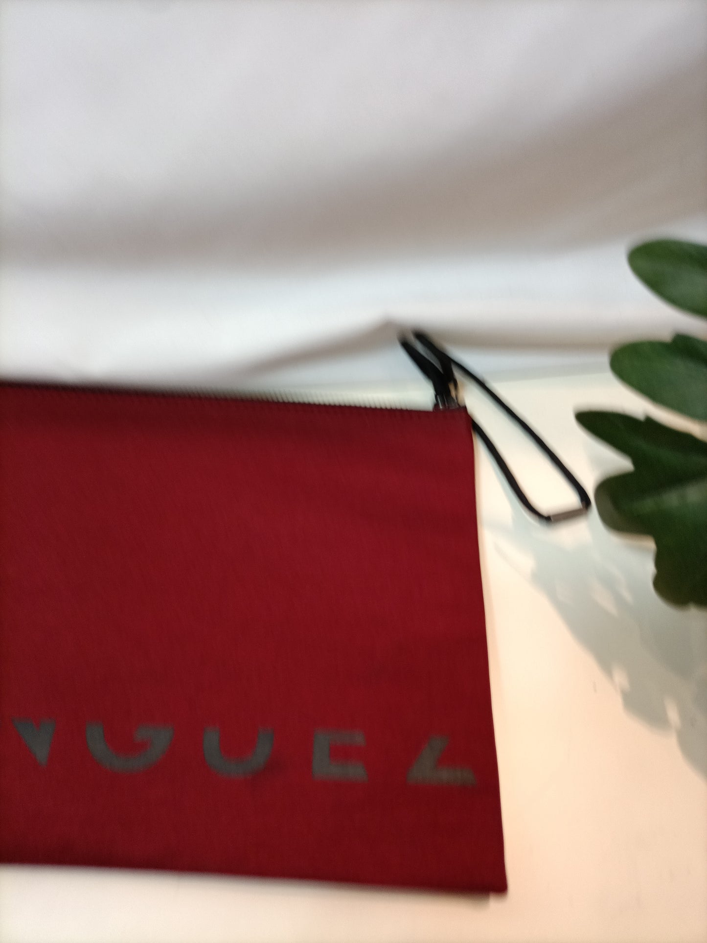 ADOLFO DOMINGUEZ. Bolso burdeos