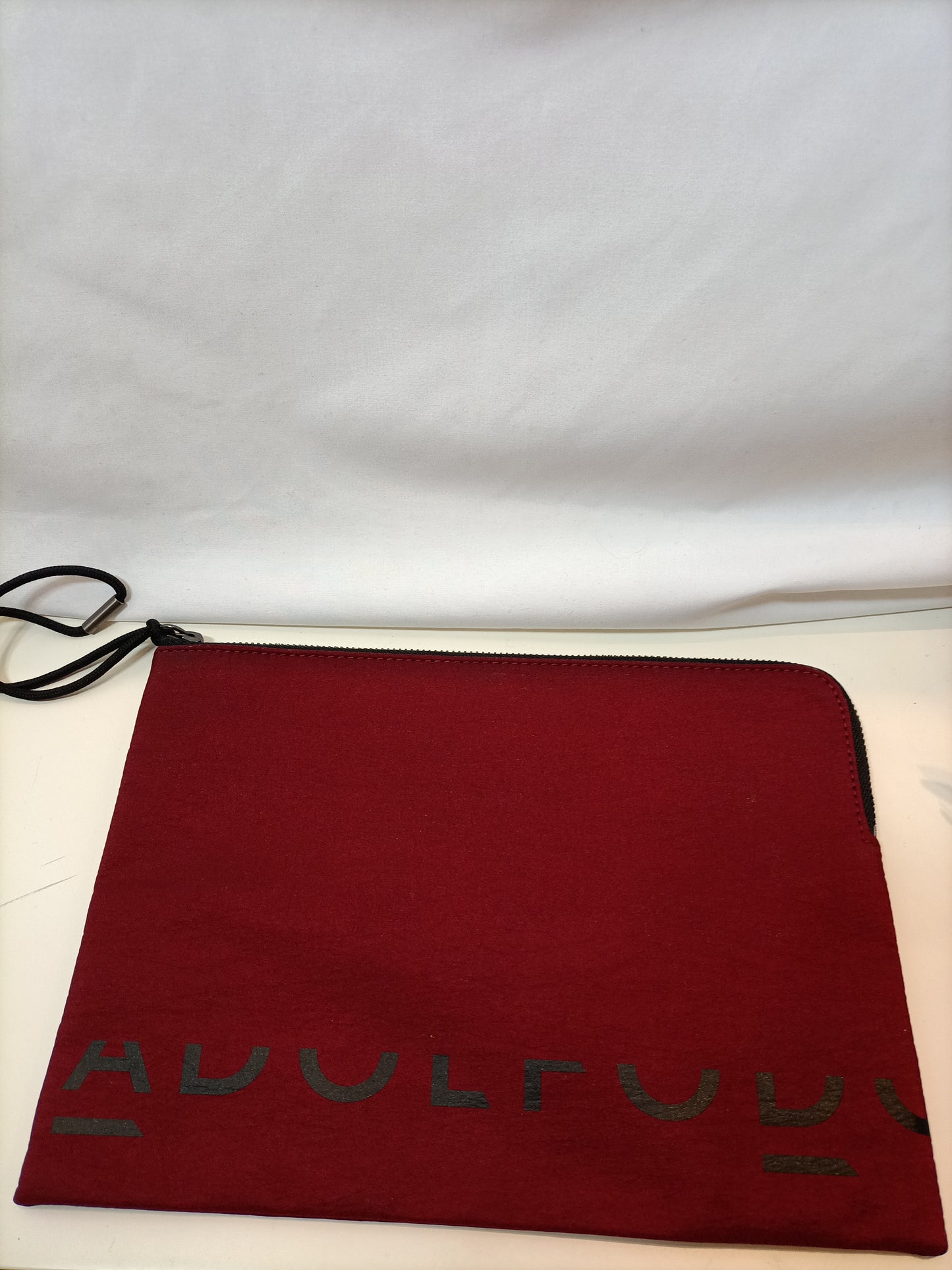 ADOLFO DOMINGUEZ. Bolso burdeos