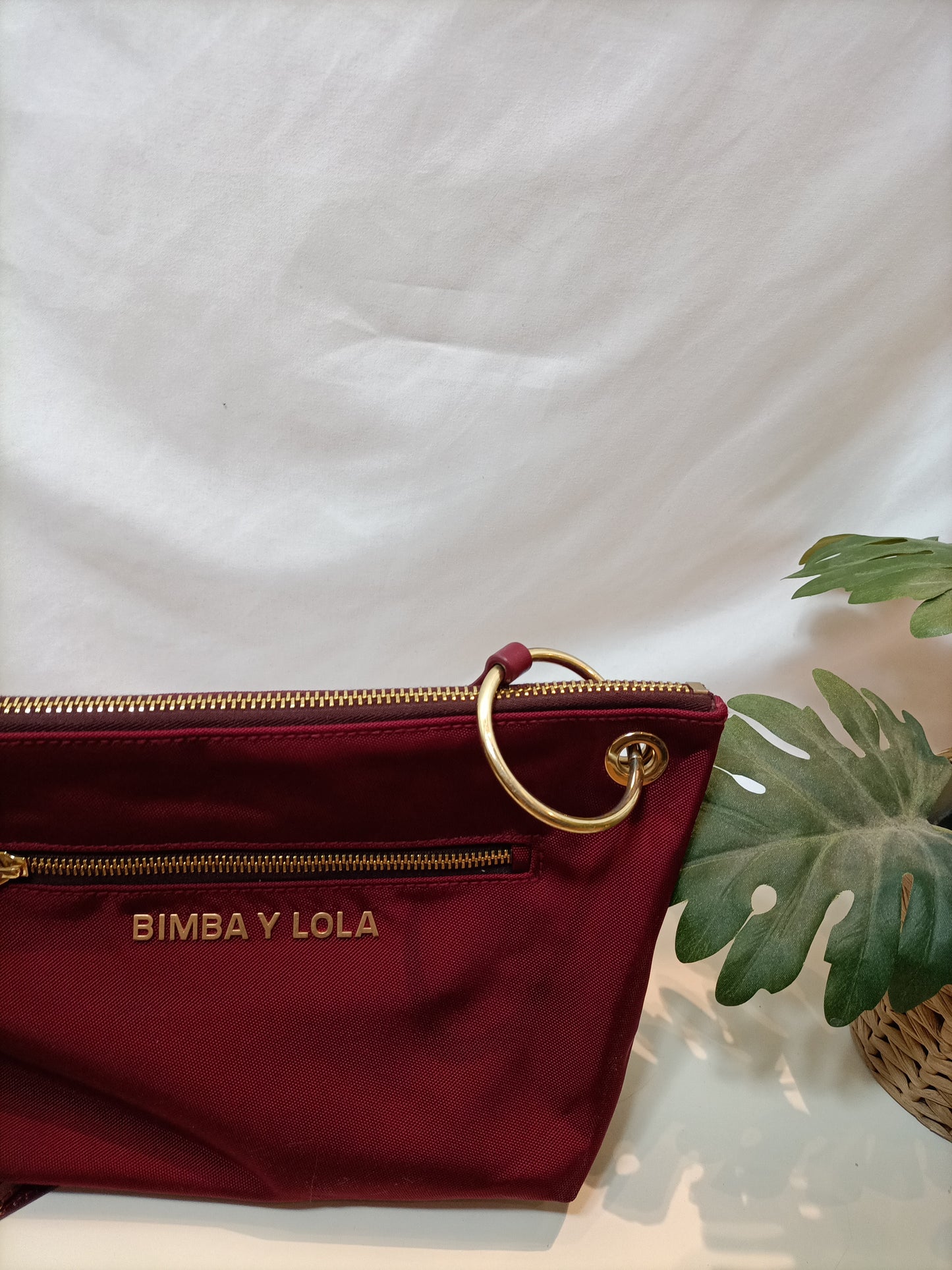 BIMBA Y LOLA. Bolso burdeos lona