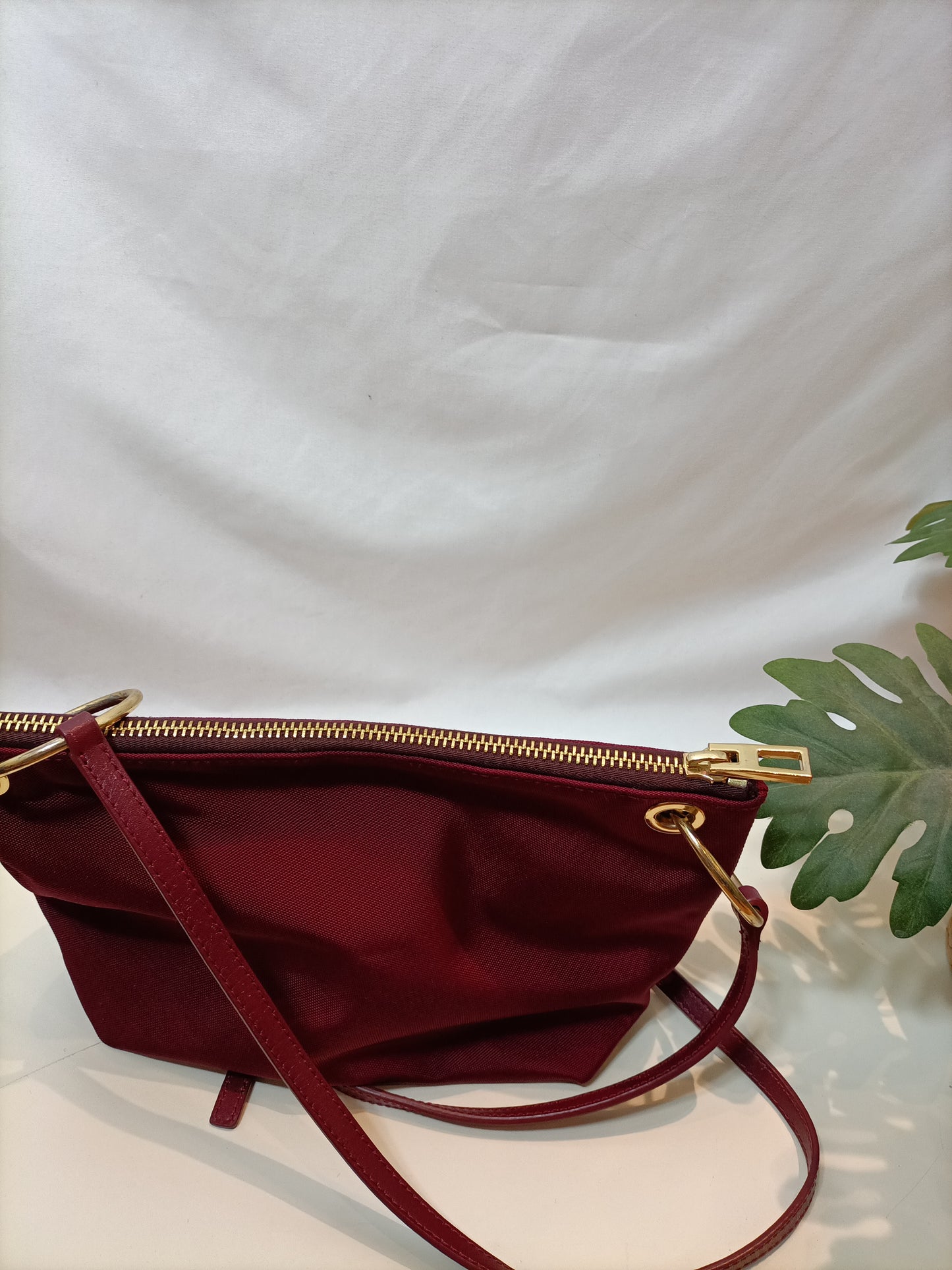 BIMBA Y LOLA. Bolso burdeos lona