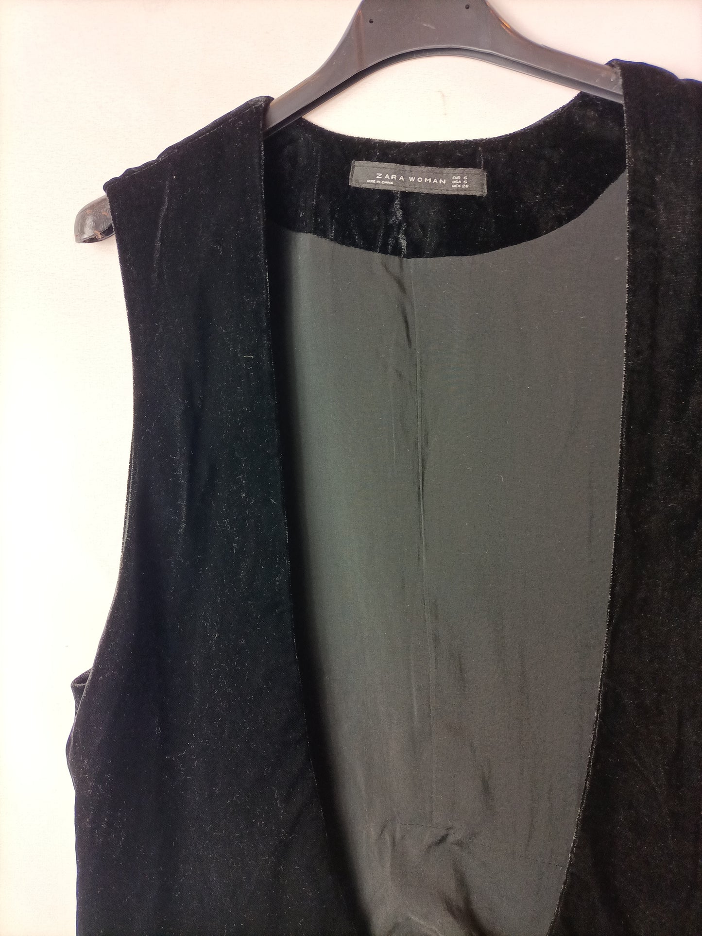 ZARA. Chaleco negro terciopelo T.s