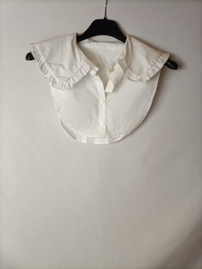 ASOS. Cuello blanco