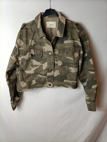 ZARA, Chaqueta corta camuflaje T.m