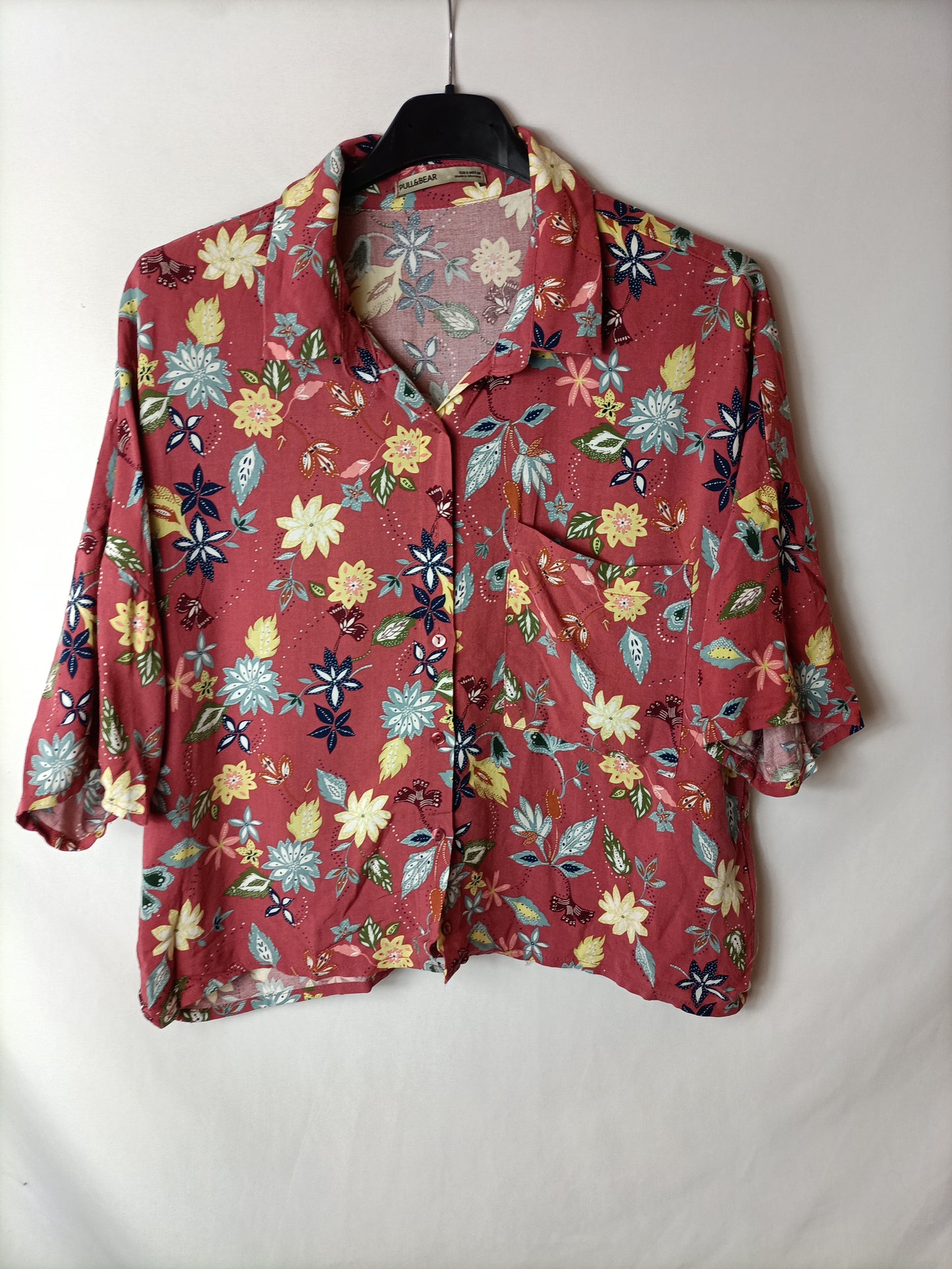 PULL&BEAR. Blusa corta estampada. T.s