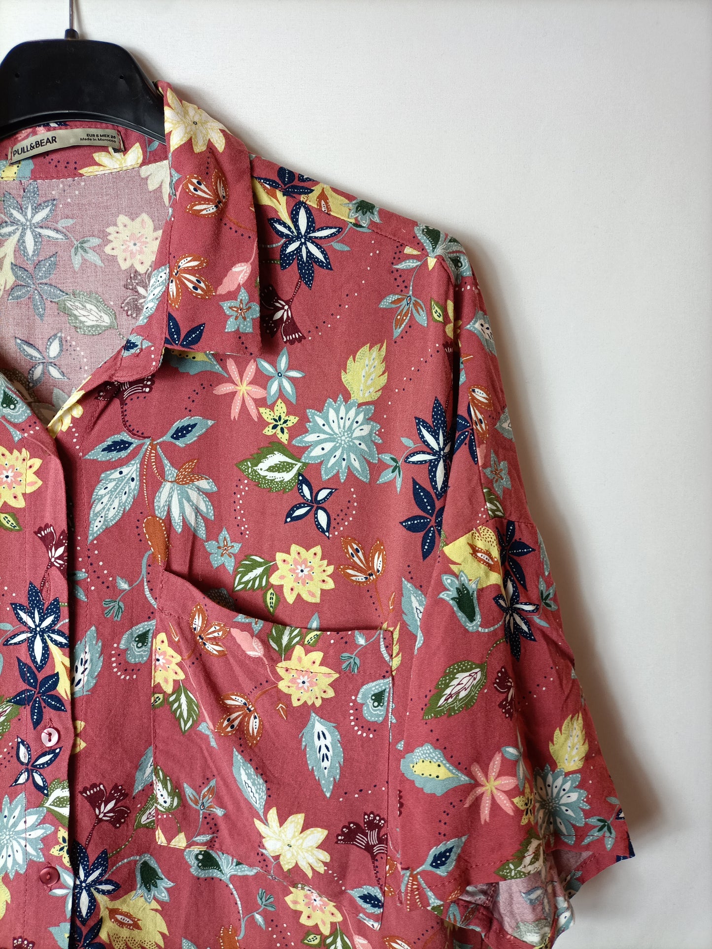 PULL&BEAR. Blusa corta estampada. T.s