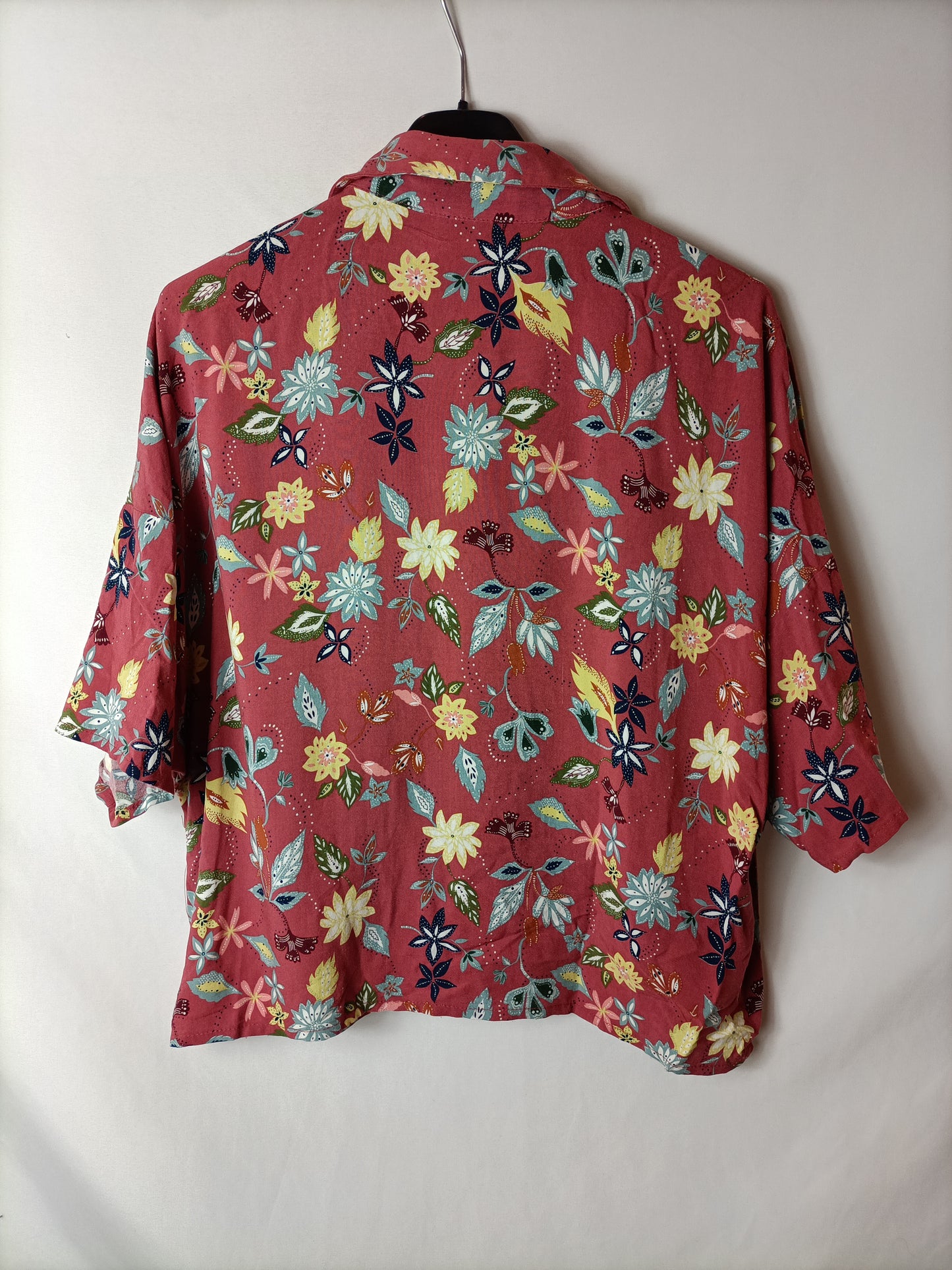 PULL&BEAR. Blusa corta estampada. T.s