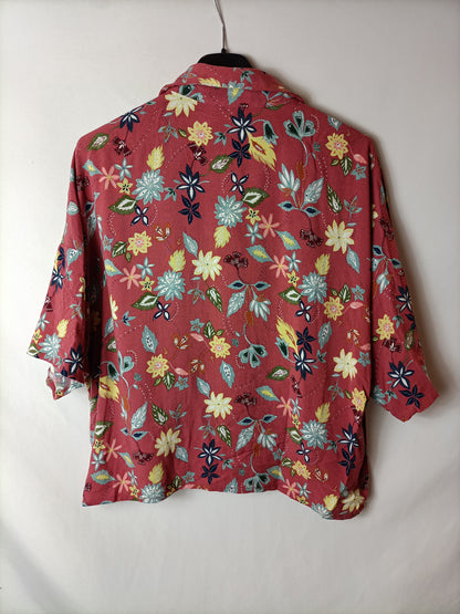 PULL&BEAR. Blusa corta estampada. T.s