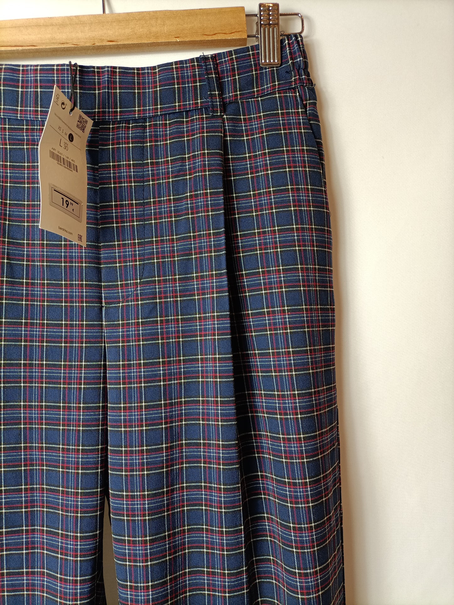 BERSHKA. Checkered pleated trousers. TL